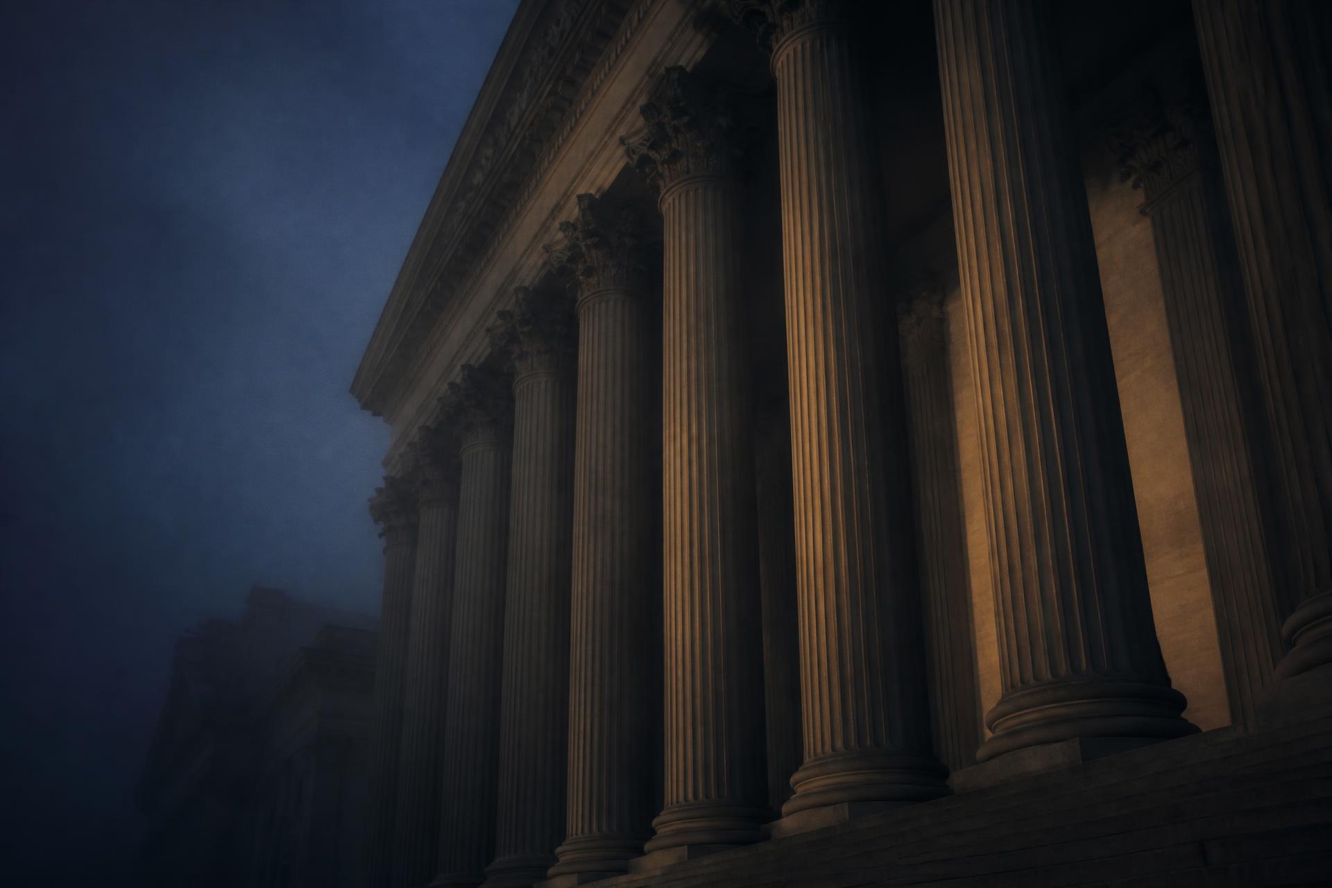Colunata de um edifício judiciário ao entardecer